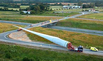 Lâmina de turbina eólica de 83 metros é transportada por caminhões