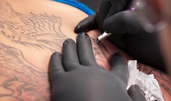 Como é o visual de fazer uma tatuagem em super slow motion? [vídeo]