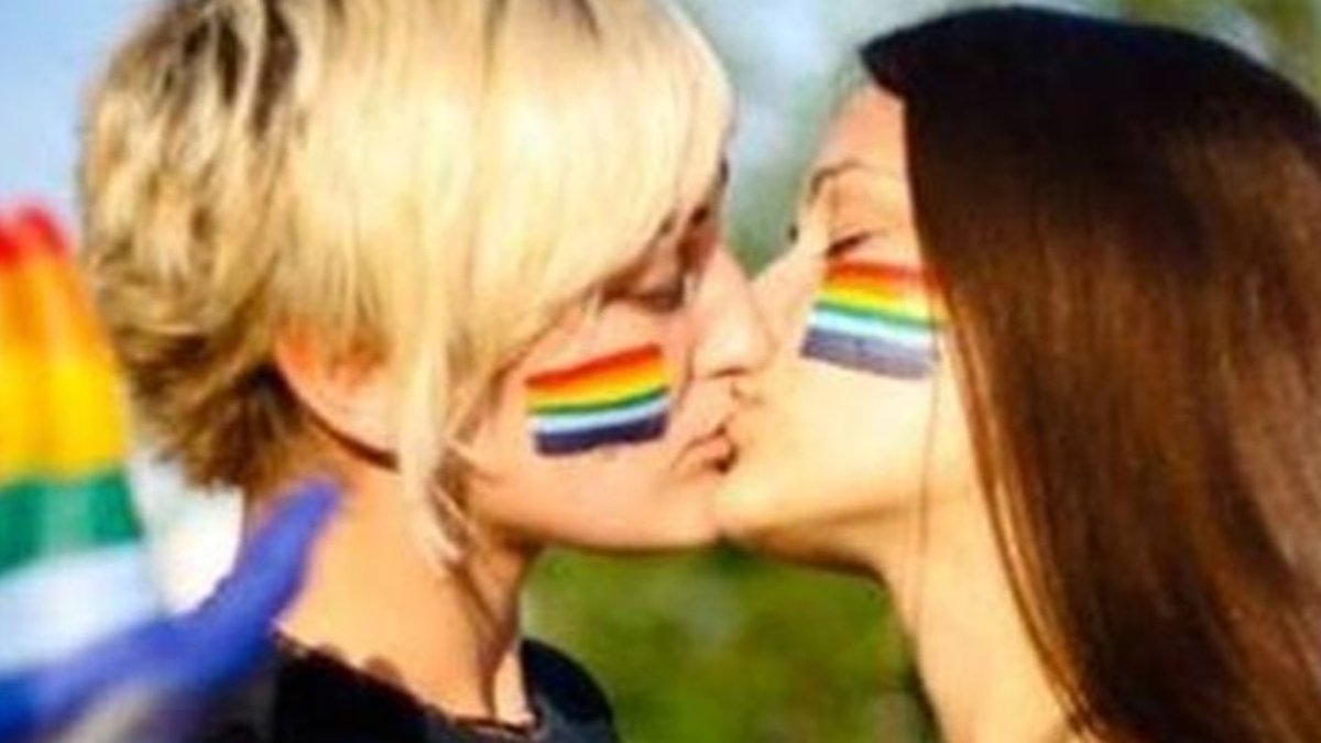 Facebook suspende perfil de italiana por foto de duas mulheres se beijando  - TecMundo