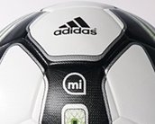 Bola de futebol inteligente da Adidas faz você bater faltas como um mestre