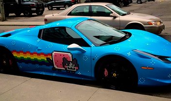 Tem gosto pra tudo: DJ usa tema de Nyan Cat para decorar Ferrari caríssima