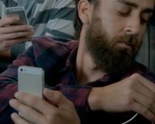 Samsung zoa bateria do iPhone em novo comercial do Galaxy S5 [vídeo]