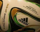 Máquina especial personaliza bola da final da Copa do Mundo