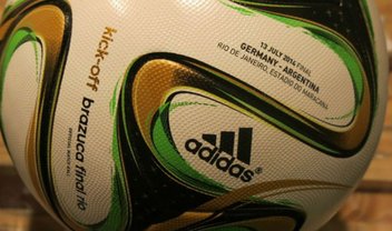 Máquina especial personaliza bola da final da Copa do Mundo