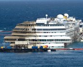 Navio Costa Concordia volta a flutuar e agora vai para Gênova