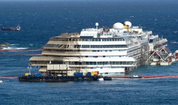 Navio Costa Concordia volta a flutuar e agora vai para Gênova