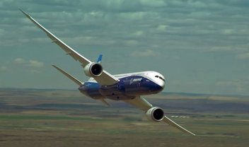 Novo avião da Boeing faz manobras insanas em exposição