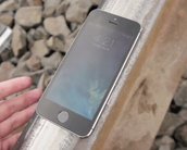 Veja o que acontece quando um iPhone 5S é atropelado por um trem [vídeo]