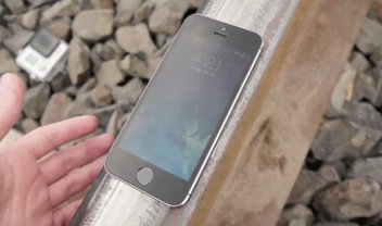 Veja o que acontece quando um iPhone 5S é atropelado por um trem [vídeo]