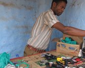 Refugiado ganha a vida na África com um velho PlayStation 2