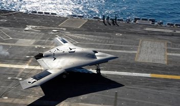 Marinha dos Estados Unidos faz teste de voo com drone X-47B [vídeo]