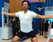 Sergey Brin fazendo ioga na Intel é a foto mais bizarra que você verá hoje