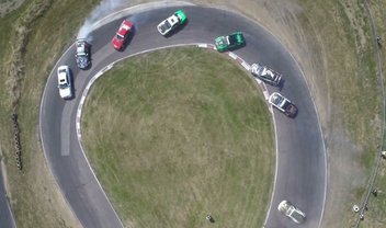 Assista a 12 carros fazendo drift ao mesmo tempo em um autódromo dos EUA