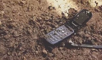 AT&T anuncia Samsung Rugby 4 e mantém linha de telefones flip em atividade