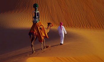 Street View: camelo carrega câmera e fotografa deserto da Arábia [vídeo]