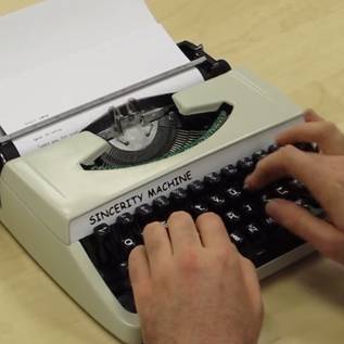 Imagem de Sincerity Machine: máquina de escrever traz a Comic Sans para o mundo real