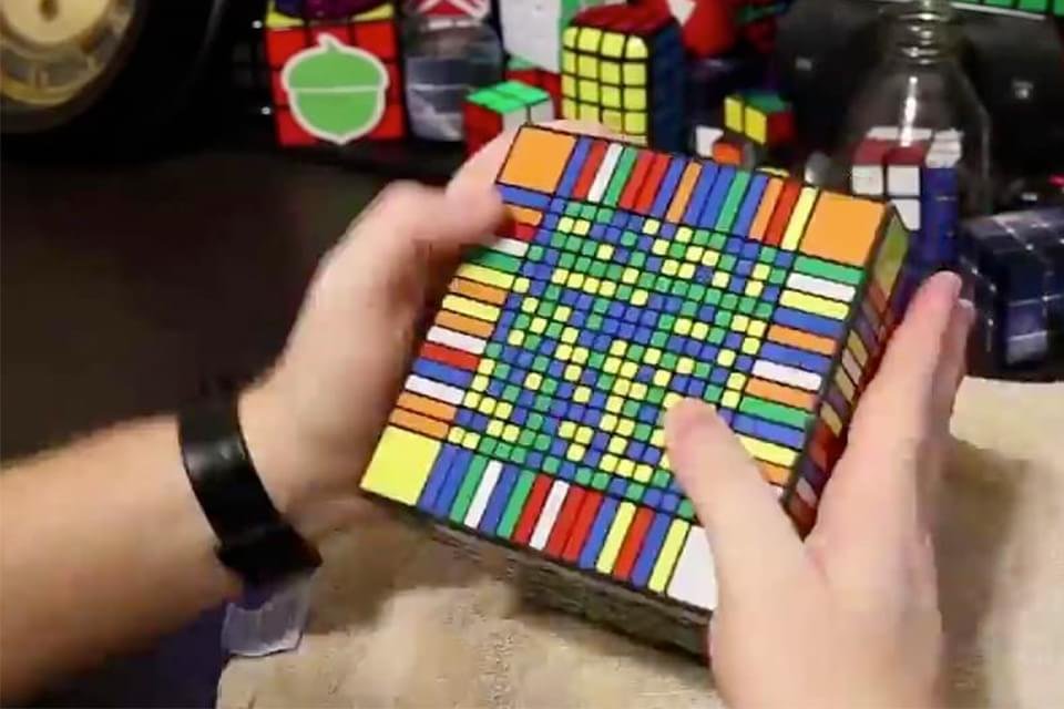 Cubo mágico mais difícil do mundo é resolvido em mais de sete