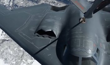 Confira um bombardeiro B-2 Spirit abastecendo em pleno ar [vídeo]