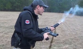 Armas do bem: aprenda a cozinhar bacon usando um rifle M-16