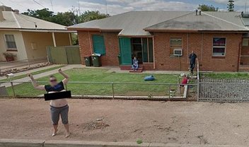 Bizarro: australiana é indiciada por fazer topless no Google Street View