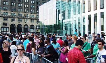 Compre online! Apple quer que consumidores parem de formar fila nas lojas