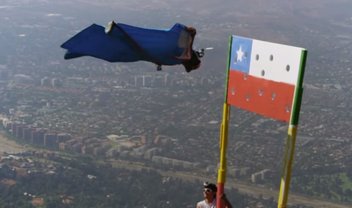 Chileno mostra precisão total em salto alucinante com traje de voo [vídeo]