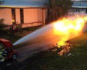 Quem ganha: fogo de um lança-chamas ou a água de uma mangueira de bombeiro?