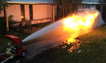 Quem ganha: fogo de um lança-chamas ou a água de uma mangueira de bombeiro?