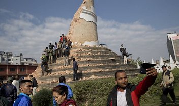 Monumento destruído por terremoto no Nepal vira cenário para selfies