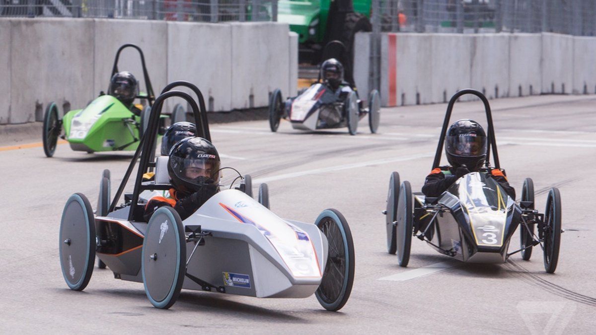 Experimente a adrenalina de uma corrida de carros elétricos em uma pista  profissional onde veículos elétricos de última geração competem lado a lado  gerado por ia