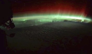 Astronauta flutua sobre a Terra e posta vídeo estonteante da aurora; veja