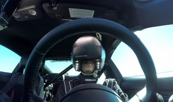 Piloto testa carro de verdade enxergando pista pelo Oculus Rift [vídeo]