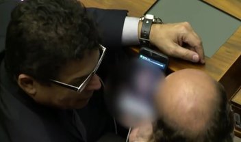 TV flagra deputados brasileiros vendo vídeo pornô durante votação