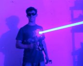 Youtuber cria canhão laser capaz de explodir balões e queimar madeira; veja