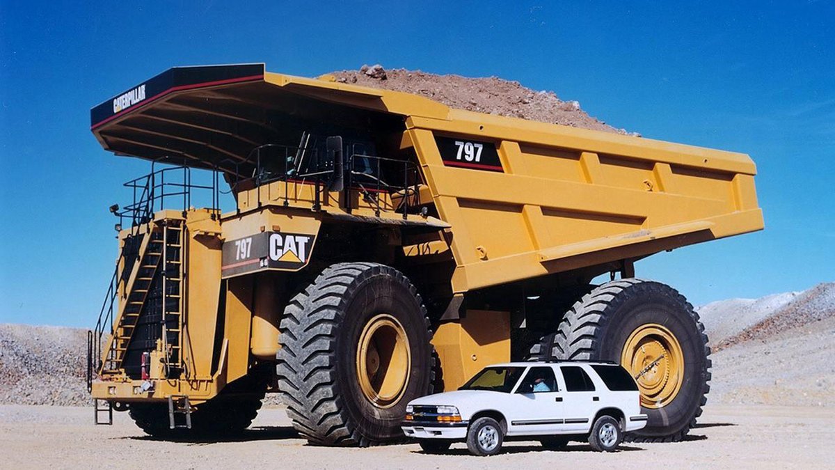 Assista ao nascimento de um dos maiores caminhões do mundo, o CAT 797 -  TecMundo