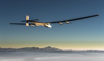 Avião movido apenas a energia solar decola rumo a viagem de volta ao mundo