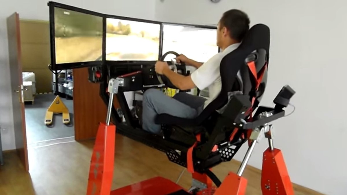 Como funciona um simulador de corrida de carros?