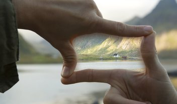 Google abre patente para tirar fotos com os dedos no Google Glass