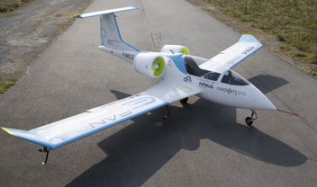 Avião elétrico cruza pela primeira vez o Canal da Mancha