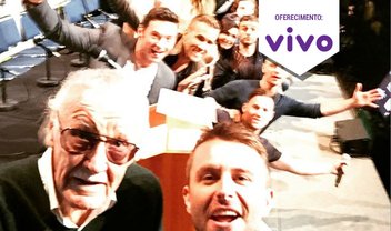 Stan Lee tira selfie histórica com elenco de filmes de super-heróis