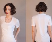 Adeus manchas: marca feminina lança camisas brancas de material hidrofóbico