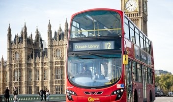 Transporte público de Londres recebe novos ônibus elétricos de dois andares