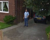 No flagra! Homem que dizia ter parado de fumar é flagrado pelo Street View