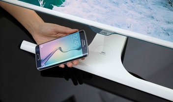 Samsung revela novo monitor com carregador sem fio para smartphones [vídeo]