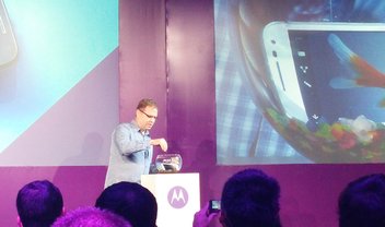 Colocamos o novo Moto G dentro do aquário; confira em vídeo as impressões