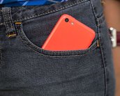 Empresa lança calça jeans que pode carregar o celular dentro do bolso