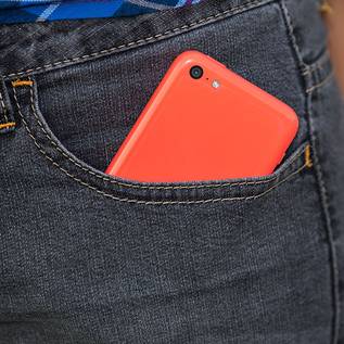 Imagem de Empresa lança calça jeans que pode carregar o celular dentro do bolso