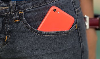 Empresa lança calça jeans que pode carregar o celular dentro do bolso