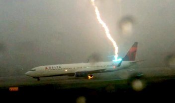 Homem filma avião sendo atingido por um raio nos EUA [vídeo]