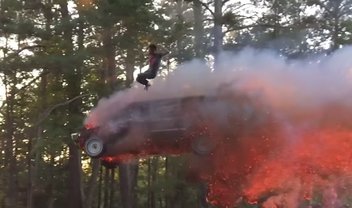 Que tal saltar de um carro em chamas que vai cair em um lago?! [vídeo]